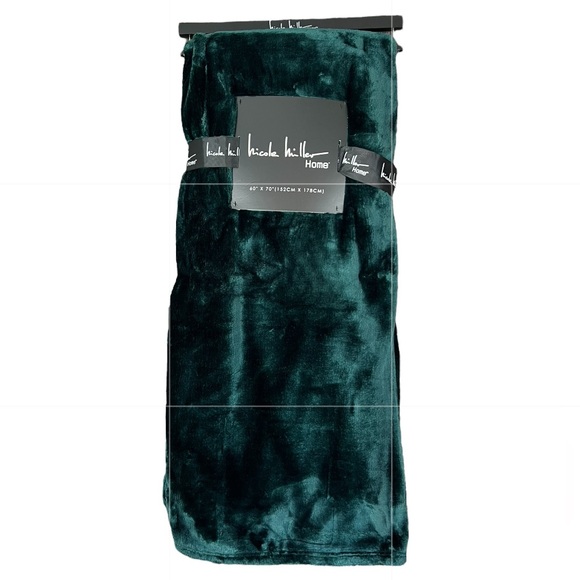 Nicole Miller - ‘Evergreen - Faux Fur’ luxurious throw. 60” x 70”.NWT Firm!!